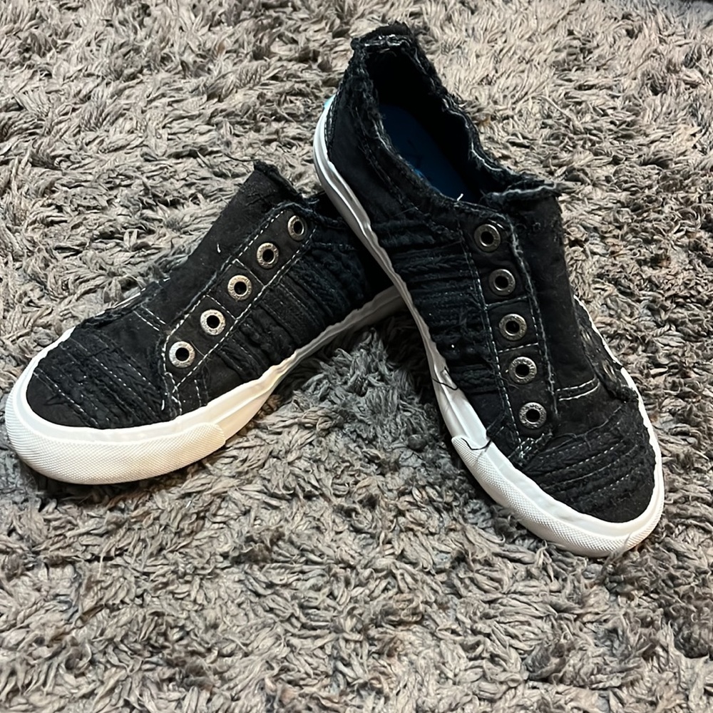 Blowfish black laceless slip on sneakers